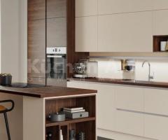 Cuisine avec îlot deux tons crème et chêne en bois raffiné design moderne