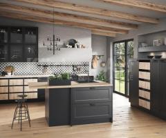 Cuisine avec îlot Noir et chêne clair rustique et moderne en bois véritable
