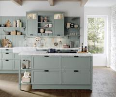 Cuisine Bristol avec îlot couleur eucalyptus style rustique scandinave