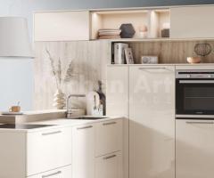 Cuisine crème : façades brillantes et four encastrable pour un style contemporain