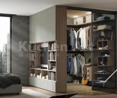 Dressing moderne d'Angle avec Portes Coulissantes en Verre Sombre | Luxe et Rangement Optimal