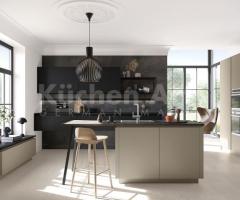 Cuisine ouverte chic équipée avec ilot central et façades mates gris beige
