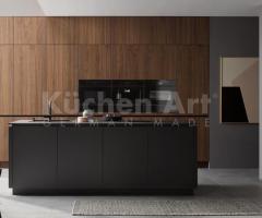 Cuisine moderne avec îlot noir mat et surfaces en bois Noyer Finissons de luxe