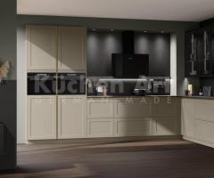 Cuisine rustique en L accents modernes avec finitions dorées brossées et surfaces mates