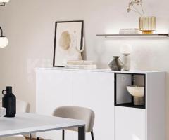Buffet blanc au design sophistiquée avec étagère en verre et LED intégrée