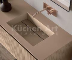 Salle de Bain chic : Design Sculptural avec Vasque Intégrée et Colonne de rangement
