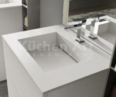 Cuisine moderne sur mesure avec vasque encadrée couleur gris-beige