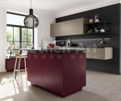 Cuisine ouverte avec coin repas couleur Bordeaux : Élégance Moderne