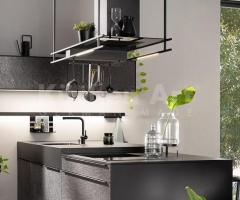 Cuisine noir profond & acier industriel