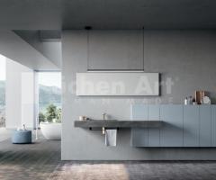 Salle de bains contemporaine avec plan effet pierre noire et rangements bleu glacier