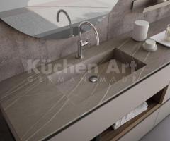 Salle de bains minimaliste effet Calacatta en laque avec compartiments ouverts
